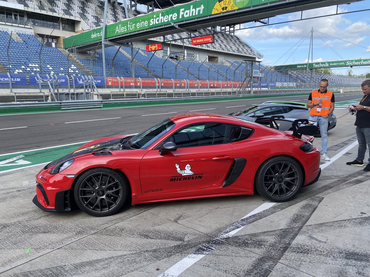 MarcoGorter_AW's tweet photo. Hier kon ik even een paar rondjes mee sturen. Nu ben ik doof en gelukkig. #Porsche #CaymanGT4RS https://t.co/bb5zwakHss