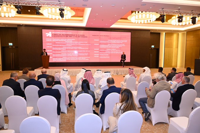 ItalyinKSA's tweet photo. The food valley of 🇮🇹,@RegioneER, presents its agro-industrial ecosystem to our 🇸🇦 partners. B2Bs and exchange of best practices among universities, research centers and clusters. Multiple opportunities of cooperation in the field of sustainable and innovative agriculture. https://t.co/ayoMgKsYp2