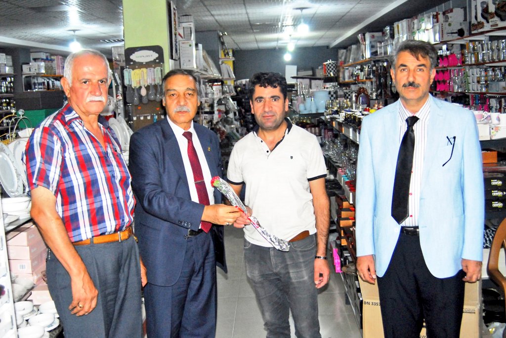 Esnafımız şehrimizin süsüdür...
Van Terziler Odası Başkanımız Sn. Çetin Karaduman ve yönetimi ahilik haftası kapsamında, birliğimiz adına esnaf ve sanatkarlarımıza karanfil dağıttı. Tüm esnaf ve sanatkarlarımızın ahilik haftasını yürekten kutluyoruz.  
<a href="/isaberge65/">İsa Berge</a> <a href="/baskancetin65/">Çetin Karaduman</a>