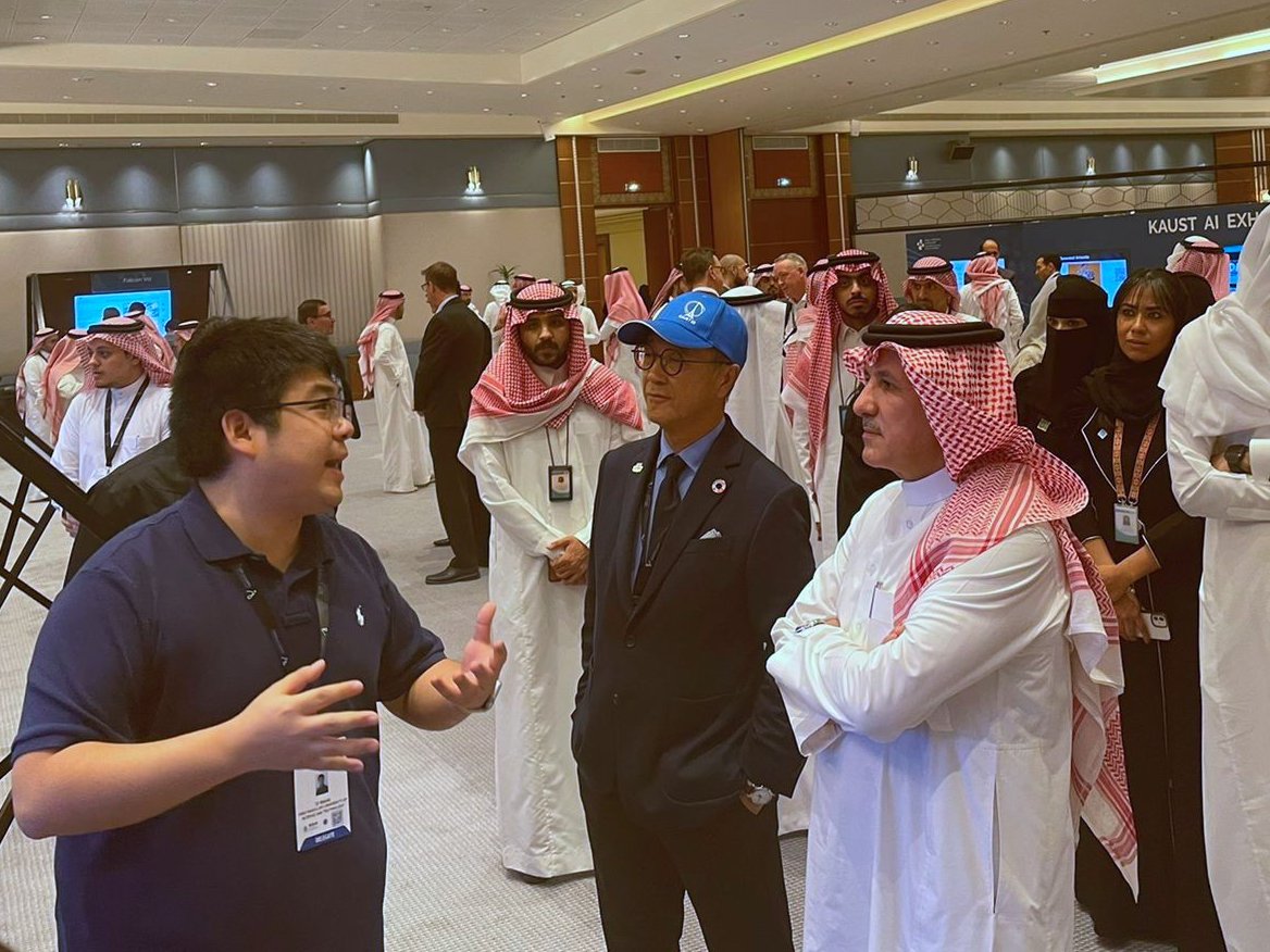 KAUST_NewsAR's tweet photo. نظّمت #كاوست معرضاً مصاحباً للقمة العالمية للذكاء الاصطناعي @globalaisummit، عرضت فيه بعض أهم أبحاث الجامعة وبعض التقنيات الجديدة الناشئة التي شجع #الذكاء_الاصطناعي على ابتكارها.
#GlobalAISummit #KAUST_AI https://t.co/5JDqlkqtlP