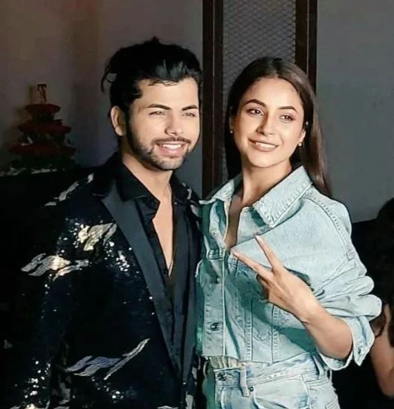 BtownKi's tweet photo. #shehnaazgill with birthday boy #thesiddharthnigam
#siddharthnigam #siddharth #happybirthdaysiddharthnigam #shehnazgill #jassiegill #vinali #tvcelebs #KisiKaBhaiKisiKiJaan https://t.co/WAD4lLdcWV