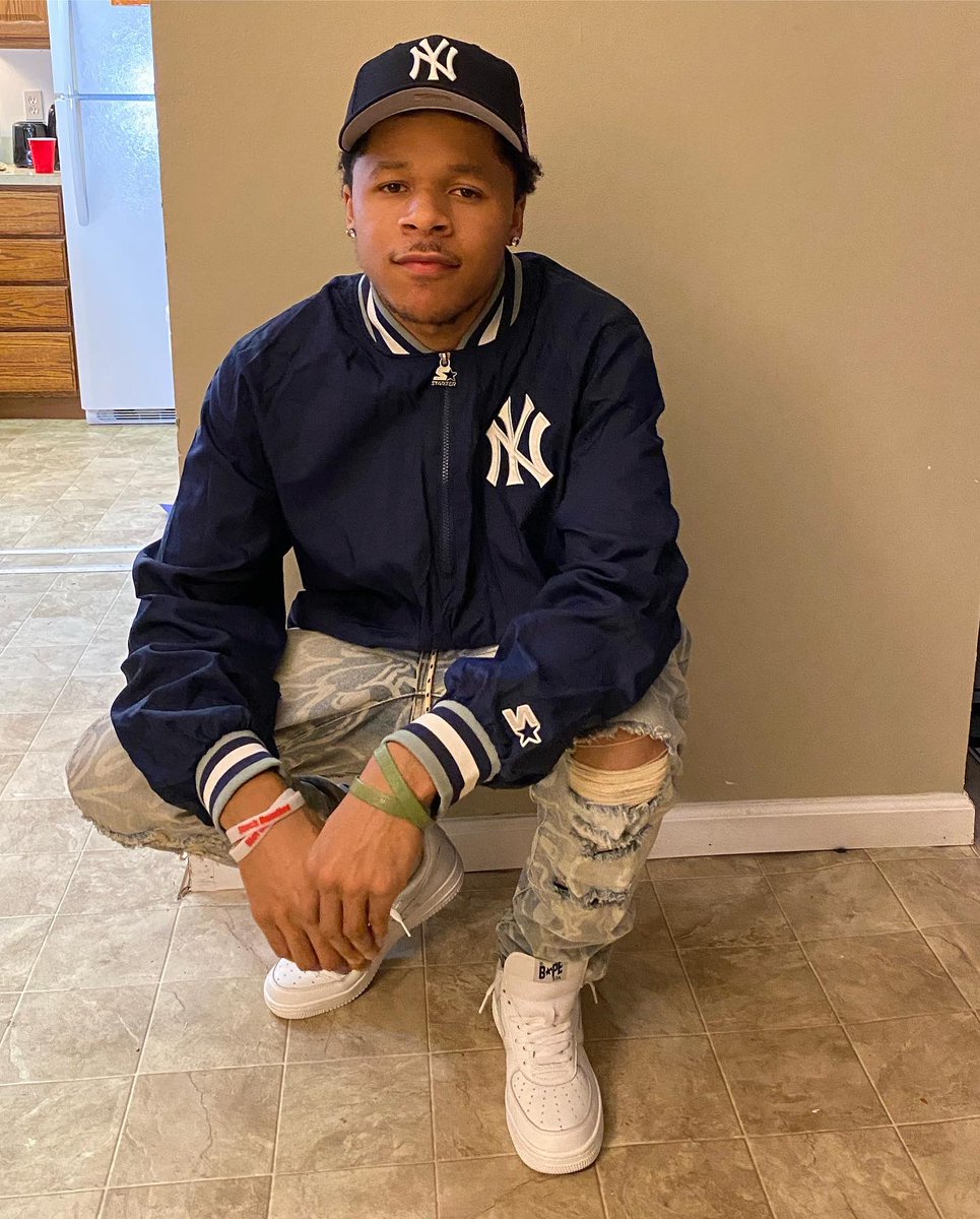 yrflashy's tweet photo. #Snkrskickcheck but these are Bapesta’s ⚡️ @tmarkgotkickss1 4EVR $TACK🗽 YANKEES @IAMSTACKBUNDLES #StyledByTMark #59fifty #StackBundles #YankeeBoyz #Bapesta #yrflashy #bbcicecream #newyitty #niggarican #cozyboyz #wavybone https://t.co/DS3DnqThG6