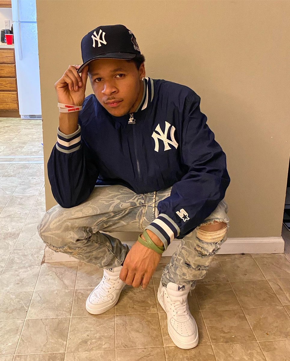 yrflashy's tweet photo. #Snkrskickcheck but these are Bapesta’s ⚡️ @tmarkgotkickss1 4EVR $TACK🗽 YANKEES @IAMSTACKBUNDLES #StyledByTMark #59fifty #StackBundles #YankeeBoyz #Bapesta #yrflashy #bbcicecream #newyitty #niggarican #cozyboyz #wavybone https://t.co/DS3DnqThG6