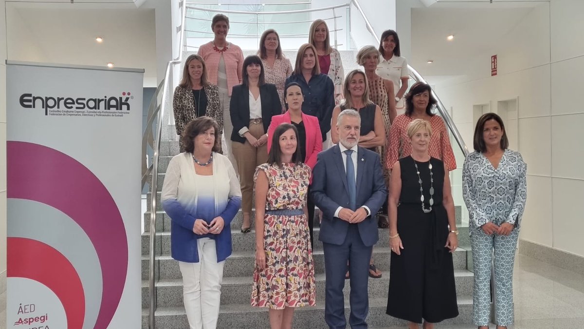 AedAsociacion's tweet photo. Presentación de #𝗘𝗻𝗽𝗿𝗲𝘀𝗮𝗿𝗶𝗔𝗞 en la que participaron el Lehendakari, 𝗜ñ𝗶𝗴𝗼 𝗨𝗿𝗸𝘂𝗹𝗹𝘂, 𝗡𝗲𝗿𝗲𝗮 𝗜𝗯𝗮ñ𝗲𝘇 𝗚𝗮𝗿𝗰í𝗮, 𝗔𝗿𝗮𝗻𝘁𝘅𝗮 𝗧𝗮𝗽𝗶𝗮 y 𝗕𝗲𝗮𝘁𝗿𝗶𝘇 𝗔𝗿𝘁𝗼𝗹𝗮𝘇𝗮𝗯𝗮𝗹 𝗔𝗹𝗯𝗲𝗻𝗶𝘇.
#AED #ASPEGI #GobiernoVasco #AMPEA #mujeremprendedora https://t.co/M7GCLiOVFz