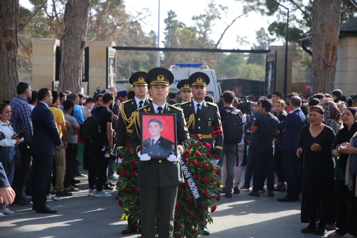 ireli_pu's tweet photo. Ensign Sabuhi Ahmadov, who was #martyr|ed for the territorial integrity of #Azerbaijan, was buried today in II. Honorary Alley.

📌 He was martyred during the #provocations committed by #Armenia against Azerbaijan. 

Şəhidlər ölməz! Vətən bölünməz!
#hərşeyVətənüçün #ireli2022 🇦🇿 https://t.co/8hMVdVxMmY