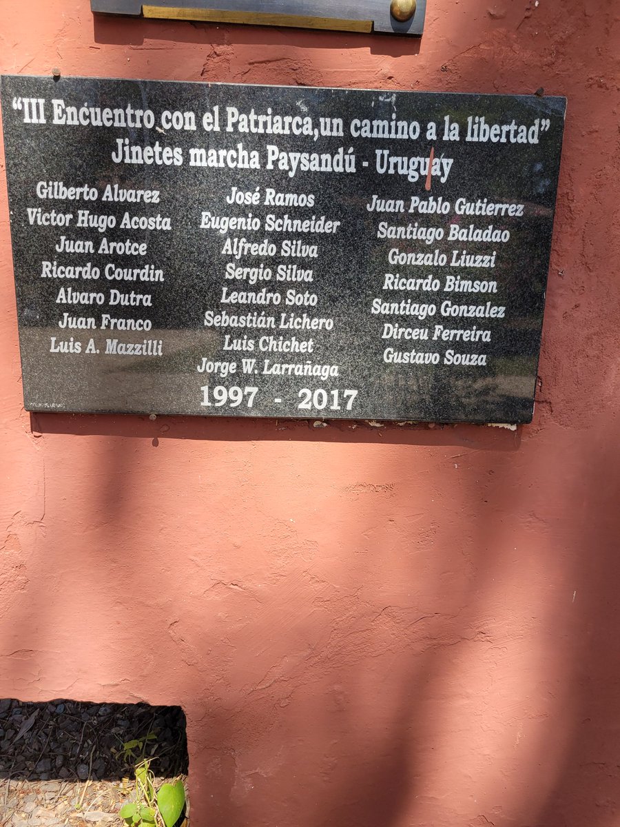 SerranoAbella's tweet photo. Buen día Orientales; 9 grados por Melo. La placa luce,entre muchas otras,en el solar del prócer Paraguay, yo estaba invitado a participar en esa marcha a caballo a la que no pude ir. Todavía me duele¡¡ vamos!! https://t.co/i7YG9kmn12