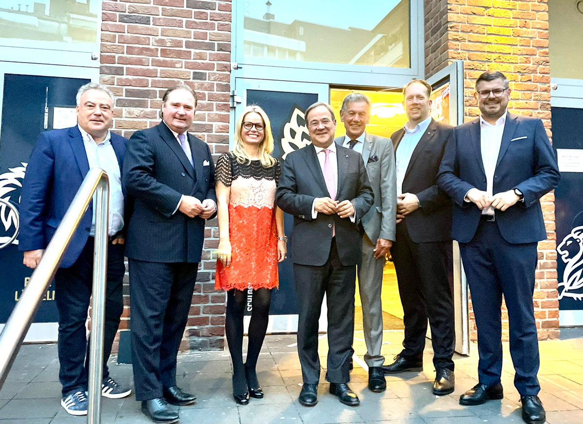 In Anerkennung seiner außerordentlichen Verdienste um #NRW verliehen gestern die Düsseldorfer Jonges unserem ehemaligen MP <a href="/ArminLaschet/">Armin Laschet</a> die Große Goldene Jan-Wellem-Medaille. Herzlichen Glückwünsch und danke für Dein Engagement!
<a href="/angierwinmdl/">Angela Erwin</a> <a href="/DuesselSchmitz/">Marco Schmitz</a> <a href="/peterblumenrath/">Peter Blumenrath</a>