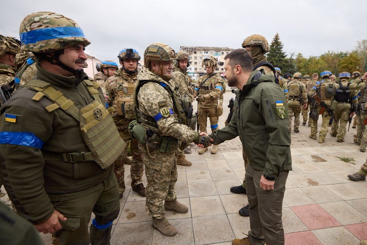 alex_kokcharov's tweet photo. #Ukraine's president @Zelenskyi arrived in #Izyum, #Kharkiv region, which was liberated only last week.

Russia's Putin would not dare to show his face in Belgorod or Kursk, on the other side of the border. https://t.co/mh44x2chPi