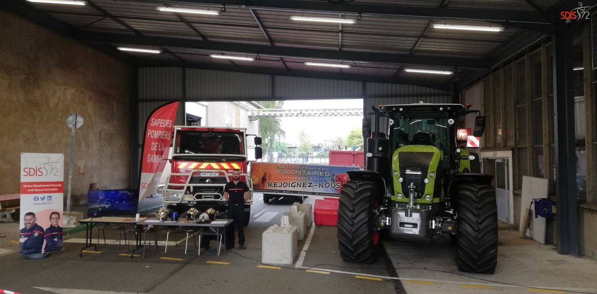 SDIS_72's tweet photo. Le 10/09, le #SDIS72 était présent sur le site de production #CLAASTractor, au Mans, afin de promouvoir le volontariat lors de la journée portes ouvertes aux familles🧑‍🚒

➡ 2 nouvelles conventions de disponibilité des SP ont été signées, portant à 6 le nombre conventions signées. https://t.co/mQAQlhaRSx