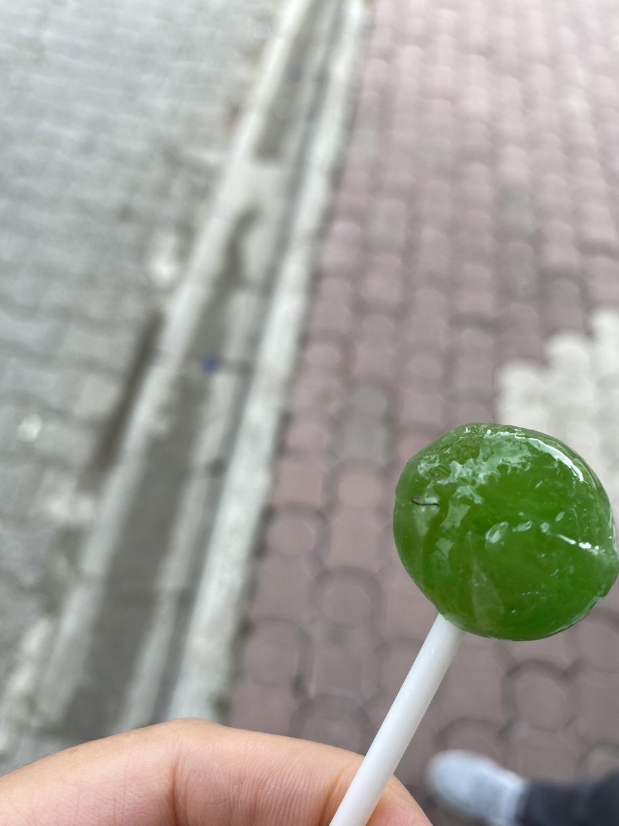 gidadedektifi's tweet photo. Dün bu lolipop şekerlemenin içinde yer alan bir tel parçası 7 yaşındaki bir çocuğun damağını parçaladı.
Anne, okula gelip kantine koştu.
Şekeri Bonart firmasının ürettiğini öğrendi.
Bu markaya ait şırınga çikolatanın kapağı Mert Yağız'ın boğazına kaçmış ve hayatını kaybetmişti. https://t.co/b5ZmRqhn30