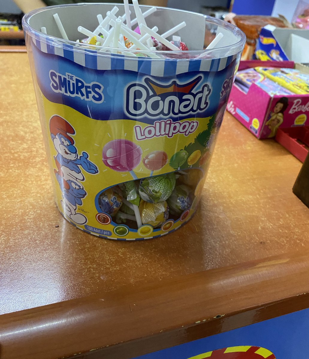 gidadedektifi's tweet photo. Dün bu lolipop şekerlemenin içinde yer alan bir tel parçası 7 yaşındaki bir çocuğun damağını parçaladı.
Anne, okula gelip kantine koştu.
Şekeri Bonart firmasının ürettiğini öğrendi.
Bu markaya ait şırınga çikolatanın kapağı Mert Yağız'ın boğazına kaçmış ve hayatını kaybetmişti. https://t.co/b5ZmRqhn30