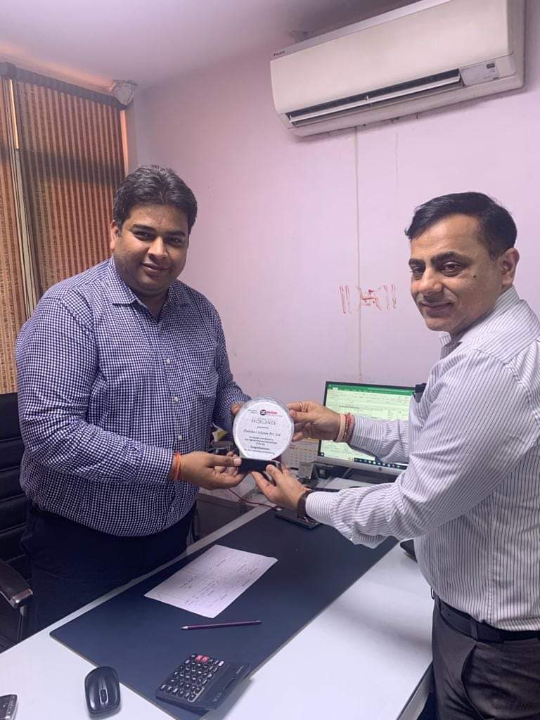 Finlinkersol1's tweet photo. There is always a story of hard work and eternal struggle to the victory !!Our CEO, Vipin Gera and team received accolades for an exemplary success and contribution towards Loan Against Property Disbursements. We are thankful to the complete team at Kotak Mahindra Bank. https://t.co/Q0TJn7FMZP