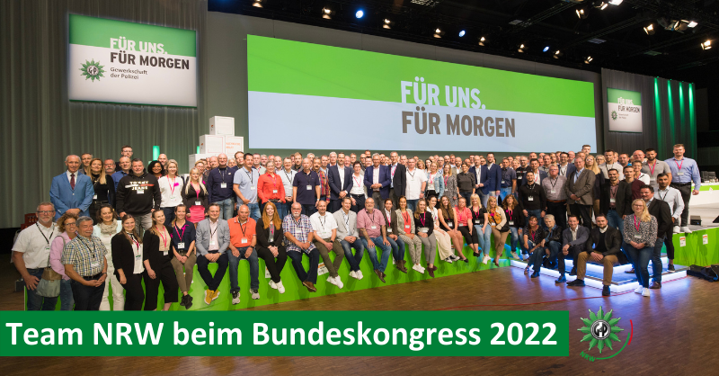 gdp_nrw's tweet photo. "Für uns. Für morgen": die NRW-Delegation beim Bundeskongress 2022 mit Michael Mertens und Markus Robert und dem neuen Bundesvorsitzenden Jochen Kopelke.

Es sind spannende Tage!

#GdP #NRW #Polizei #GdPWirfuermorgen #Bundeskongress #Fuerunsfuermorgen https://t.co/gDcK43I4Fu