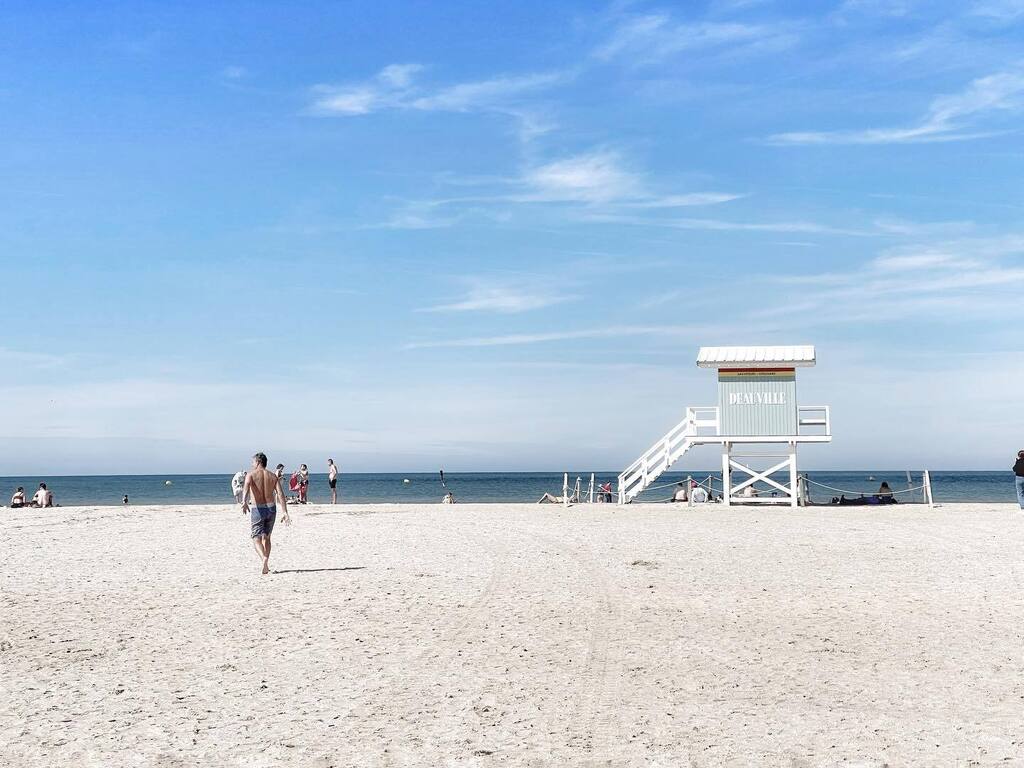 ChrisTaile's tweet photo. Un WE à Deauville … Essai de traitement pastel … 

#deauville #plagededeauville #weadeauville #rescuehouse #cabanemaitrenageur #beach #plage #shootoniphone #streetphotography #streetphotographerscommunity https://t.co/r1Fi6CBsnZ https://t.co/YdA3JompzG