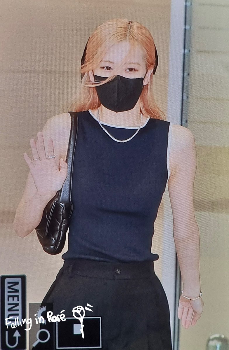FALLING IN ROSÉ tweet media