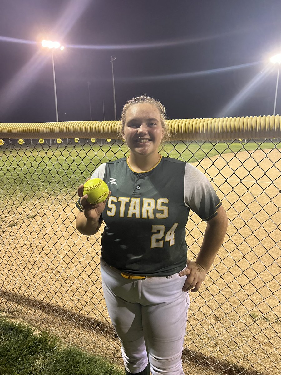 KCStarsSoftbal1's tweet photo. ⭐️🥎STARS 🥎⭐️
@CastPayton with 💣
#GoBigGreen @prepfastpitch @NebraskaHSSB https://t.co/0DOmefS3Cs