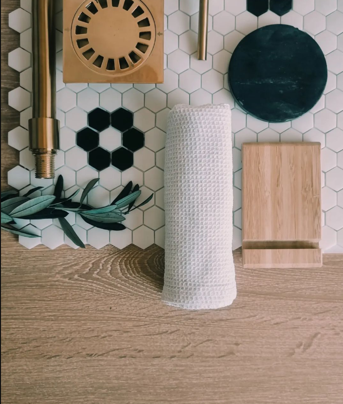 #MOODBOARD | BAÑO FLOWER 🌸 @anuskayhome

El modelo FLORES de la colección #LesClassiquesHisbalit es uno de los materiales más especiales de este proyecto PENSADO AL DETALLE 🤍🖤

#mosaic #mosaicfloor #ihavethisthingwithfloors #decoration #decor