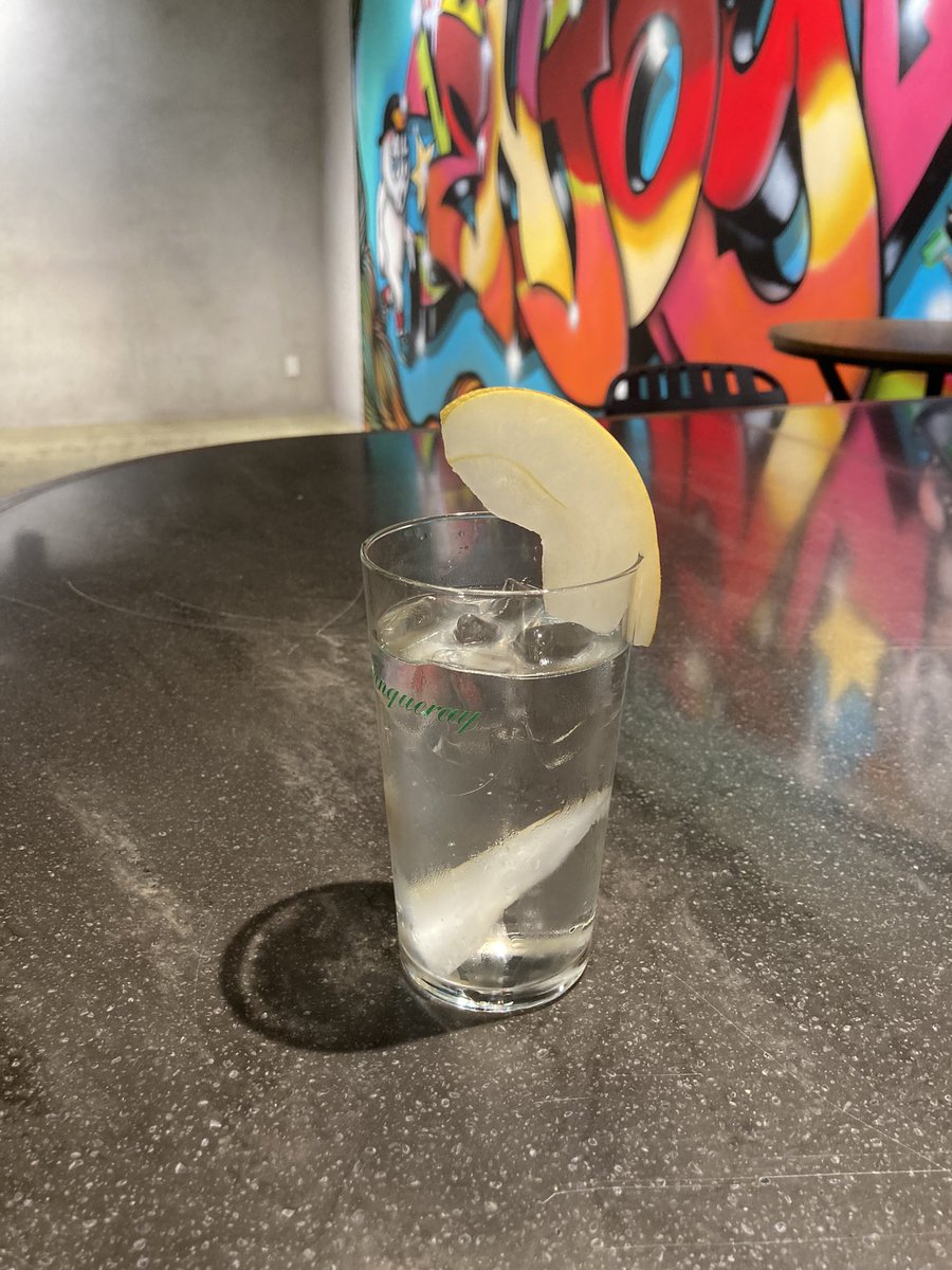 sayuri_ssss's tweet photo. 試作〜🍸🍐
(おまけでついてきたタンカレーのグラス、サイズ感かわいい…) https://t.co/j2ulD4lYSJ