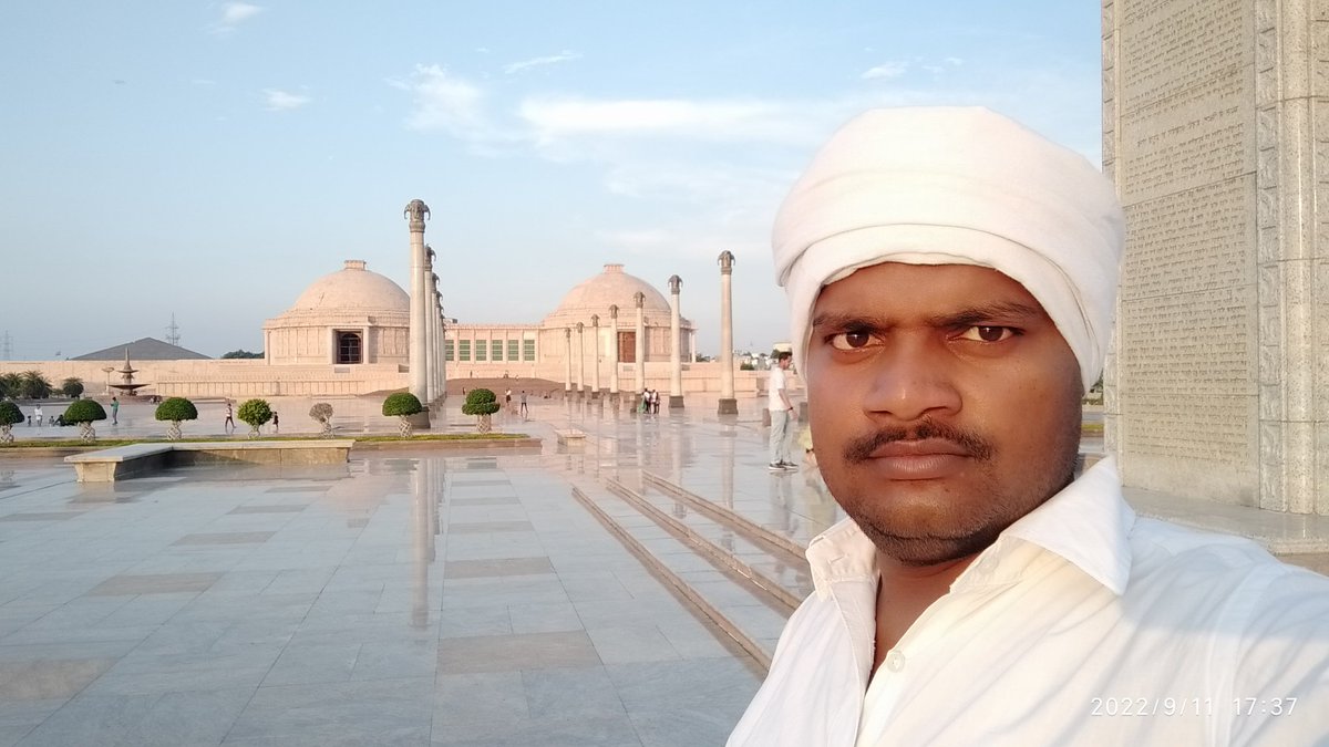 RahulBhojwal's tweet photo. आओगे लखनऊ तो कभी याद करोगे....

 दौर-ऐ-सियासत मे कोई मुख्यमंत्री भी था..!! https://t.co/7lcVyM8yRw