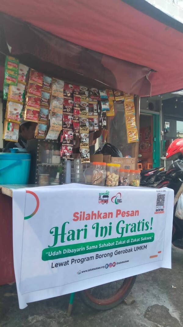 ZakatSukses's tweet photo. Seorang Kakek Penjual Kopi Pincang Kena Bogem ✨
LAZ Zakat Sukses memborong tiga pelaku UMKM sekaligus, yaitu penjual kopi (Muhammad Zaki), ketoprak (Rudi), dan pedagang bakpau (Wawan).
Baca berita selengkapnya melalui : https://t.co/nDBwOqpIxB
#SHUTDOWN #JENOrunwaydebut #Bogem https://t.co/rCi48AMhD7