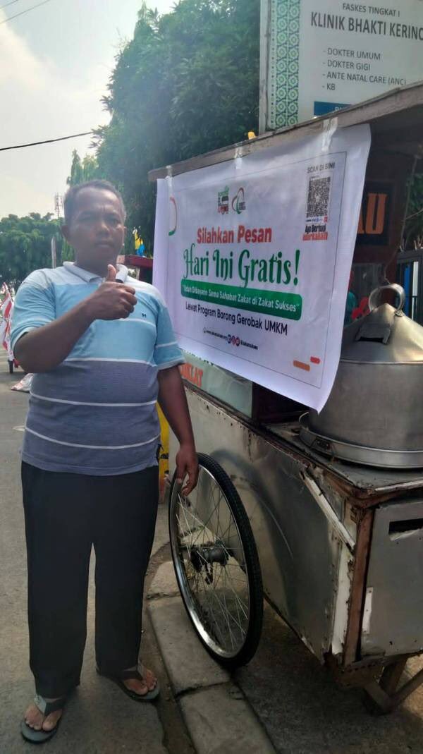 ZakatSukses's tweet photo. Seorang Kakek Penjual Kopi Pincang Kena Bogem ✨
LAZ Zakat Sukses memborong tiga pelaku UMKM sekaligus, yaitu penjual kopi (Muhammad Zaki), ketoprak (Rudi), dan pedagang bakpau (Wawan).
Baca berita selengkapnya melalui : https://t.co/nDBwOqpIxB
#SHUTDOWN #JENOrunwaydebut #Bogem https://t.co/rCi48AMhD7