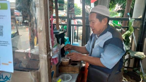 ZakatSukses's tweet photo. Seorang Kakek Penjual Kopi Pincang Kena Bogem ✨
LAZ Zakat Sukses memborong tiga pelaku UMKM sekaligus, yaitu penjual kopi (Muhammad Zaki), ketoprak (Rudi), dan pedagang bakpau (Wawan).
Baca berita selengkapnya melalui : https://t.co/nDBwOqpIxB
#SHUTDOWN #JENOrunwaydebut #Bogem https://t.co/rCi48AMhD7