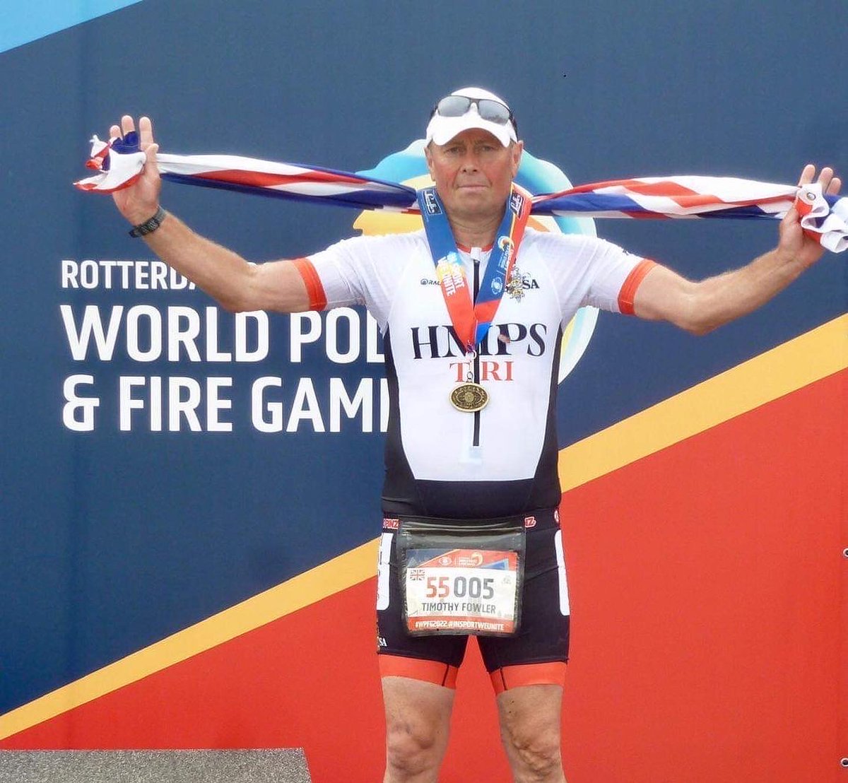_RaceSkin's tweet photo. We received an SOS from Tim a few weeks ago!
He raced in Rotterdam but had a crash in transition and got a tear in his #HMPS tri-suit. Problem was he was due to race #Sandman the following weekend.
Our tailor worked their magic in super quick time so Tim was on the start line! https://t.co/zUEJ0NtvVm