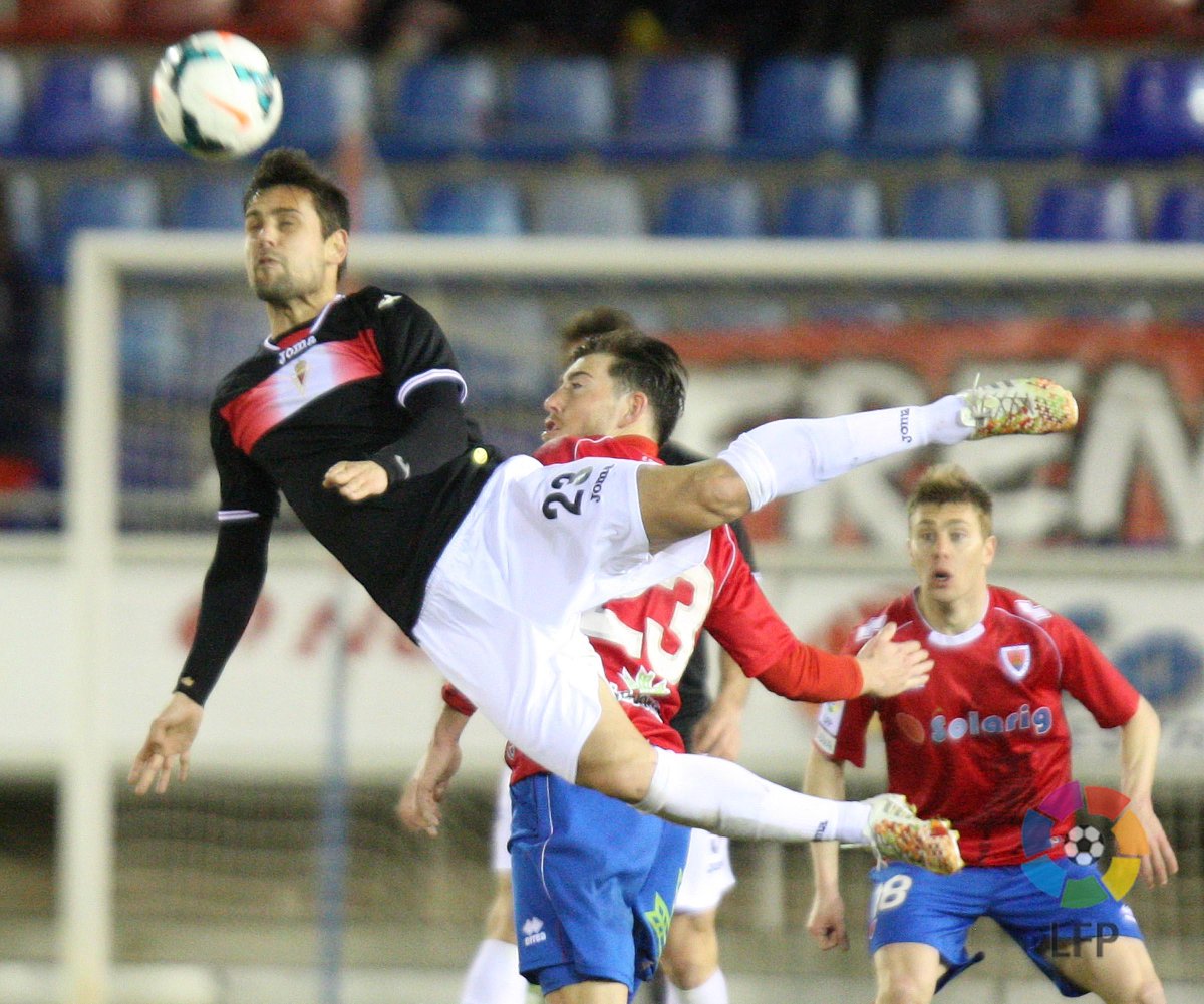 cdnumancia's tweet photo. ¡Buenos días #numantinos! 👋

📸 #Numancia y #Murcia se enfrentaron por última vez en 2014 en #LosPajaritos. 

El sábado nos volvemos a ver las caras #pimentoneros 🤜🤛 en el #EnriqueRoca https://t.co/kgx6QtUx0c