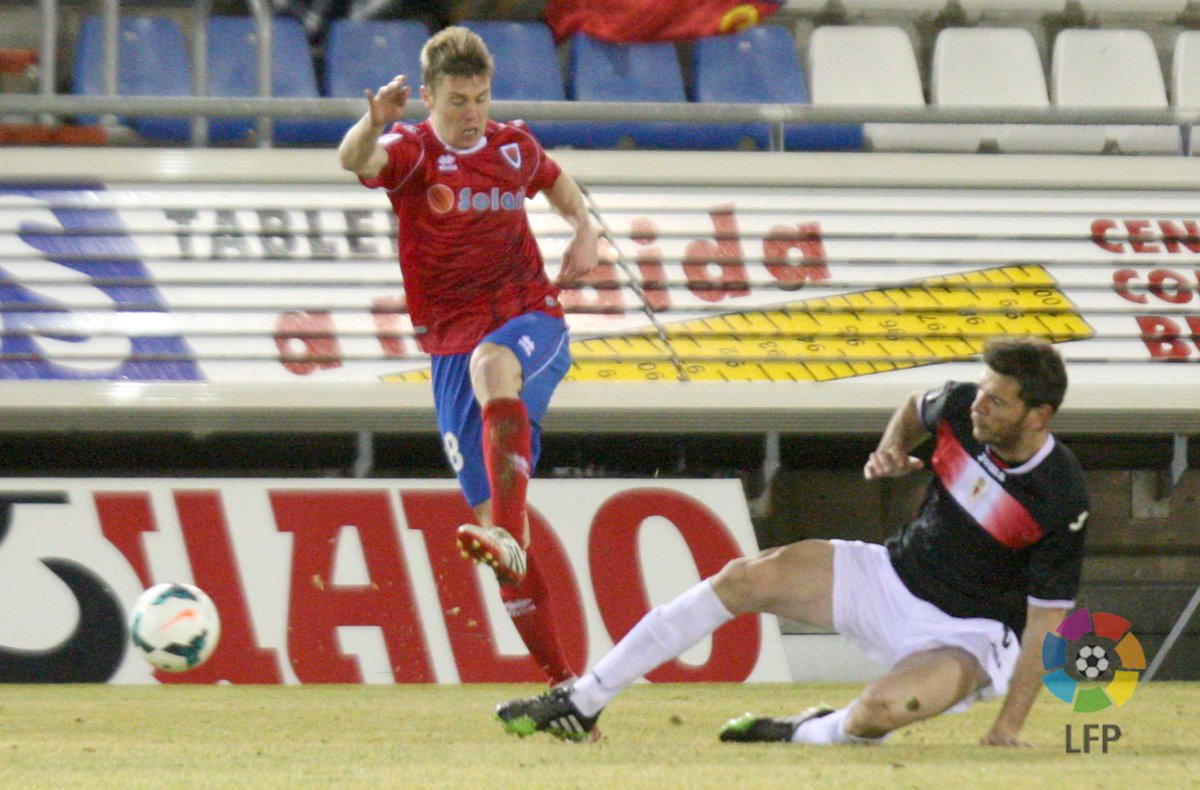 cdnumancia's tweet photo. ¡Buenos días #numantinos! 👋

📸 #Numancia y #Murcia se enfrentaron por última vez en 2014 en #LosPajaritos. 

El sábado nos volvemos a ver las caras #pimentoneros 🤜🤛 en el #EnriqueRoca https://t.co/kgx6QtUx0c