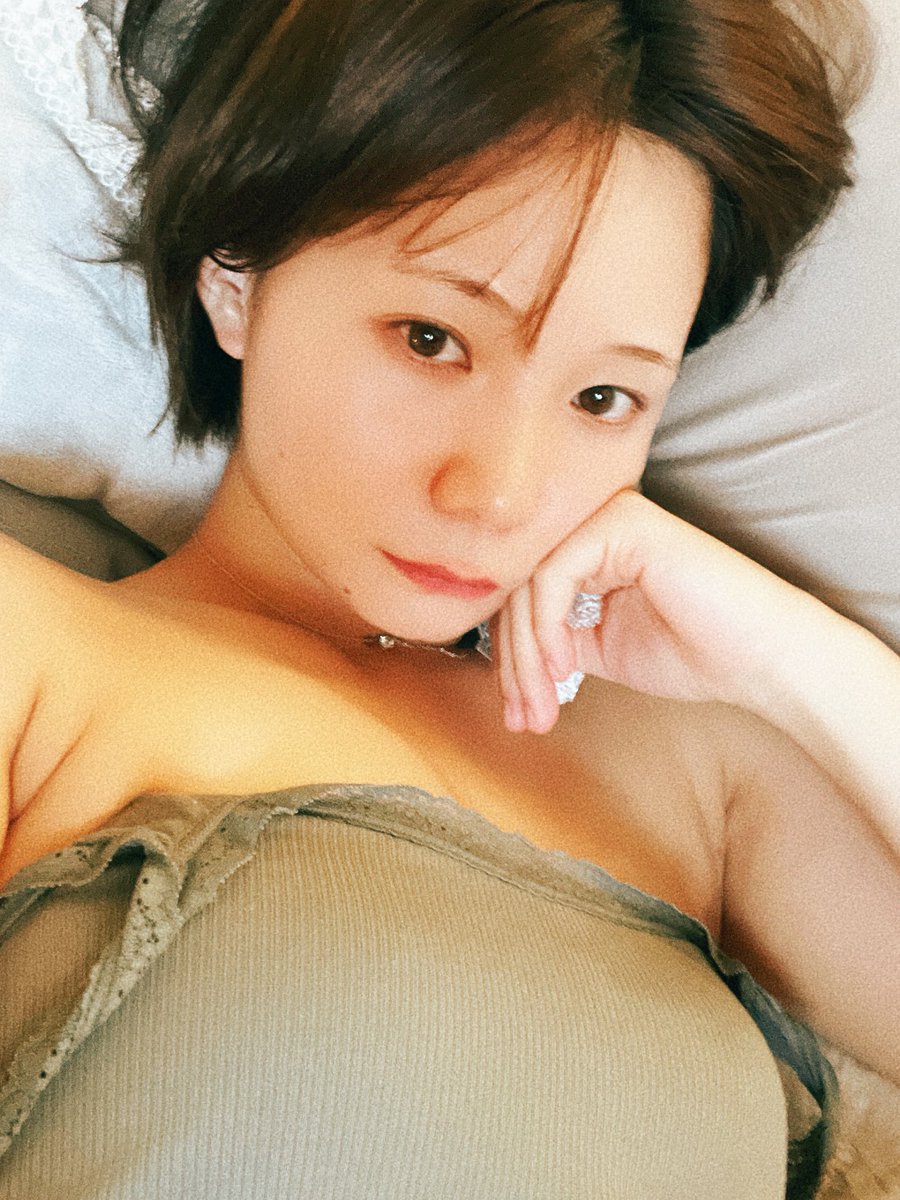manatmnt's tweet photo. サウナして脳洗浄してそのまま帰ってきてキャミソールが腕を通っていません💤 https://t.co/krDYoGSaNi