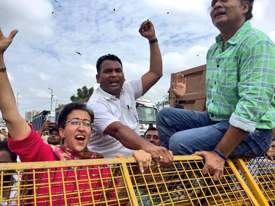 Humhongekamyab1's tweet photo. "भाजपा का चमत्कार देखो, कूड़े का पहाड़ देखो" की मुहिम के तहत आज @AtishiAAP जी BJP के स्वच्छ भारत की पोल खोलने गाजीपुर कूडे के पहाड़ पर पहुँची, तो हमेशा की तरह #ModiPolice ने बेरीकेड लगाकर रोक लिया। पता नही मोदी ने कौन सा गढ़ा खजाना इन कूड़े के ढेर के नीचे दबा रखा है। @AAPDelhi https://t.co/VrNCPXAfDA