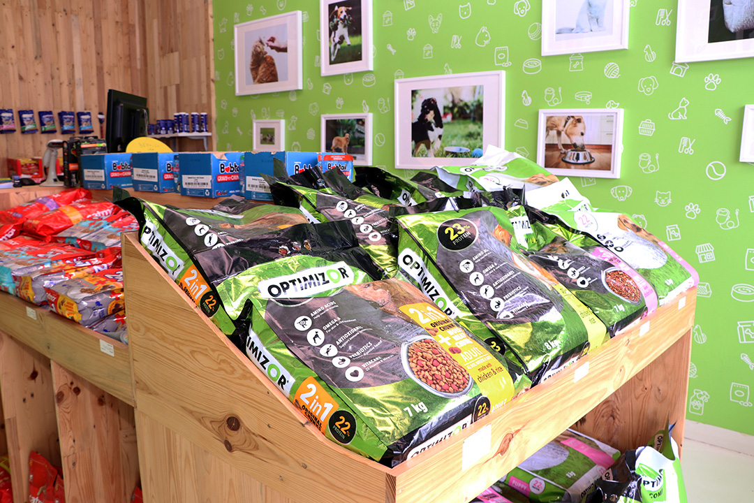 MyPetStoreRw's tweet photo. Pet food fit your pet's pawsonality 🐾
Come and browse some deelishias pet food at our @mundi_center location.
Like, comment with a tag and share it with your friends or family who have pets to spread the word 🐶🐱

#PetFood #RwOT https://t.co/rcwn5Etneu