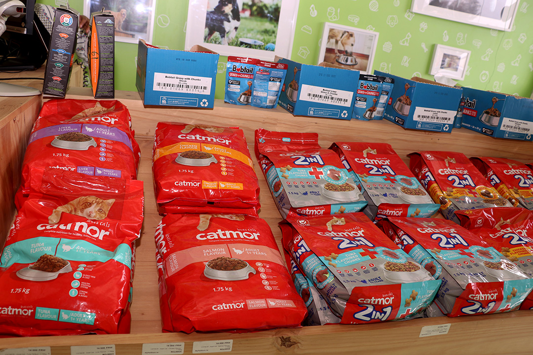 MyPetStoreRw's tweet photo. Pet food fit your pet's pawsonality 🐾
Come and browse some deelishias pet food at our @mundi_center location.
Like, comment with a tag and share it with your friends or family who have pets to spread the word 🐶🐱

#PetFood #RwOT https://t.co/rcwn5Etneu