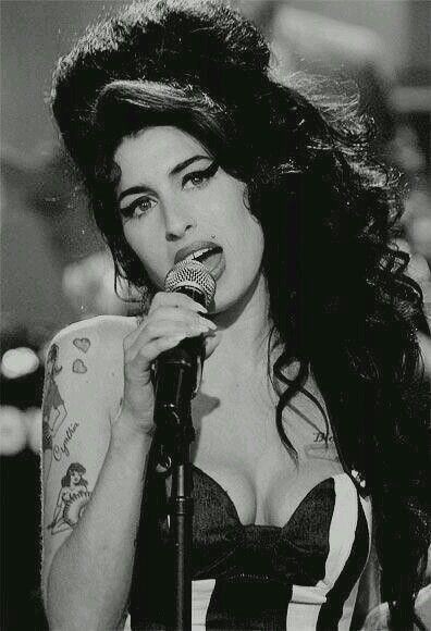 Happy heavenly birthday to Amy winehouse she turns 39 today. 