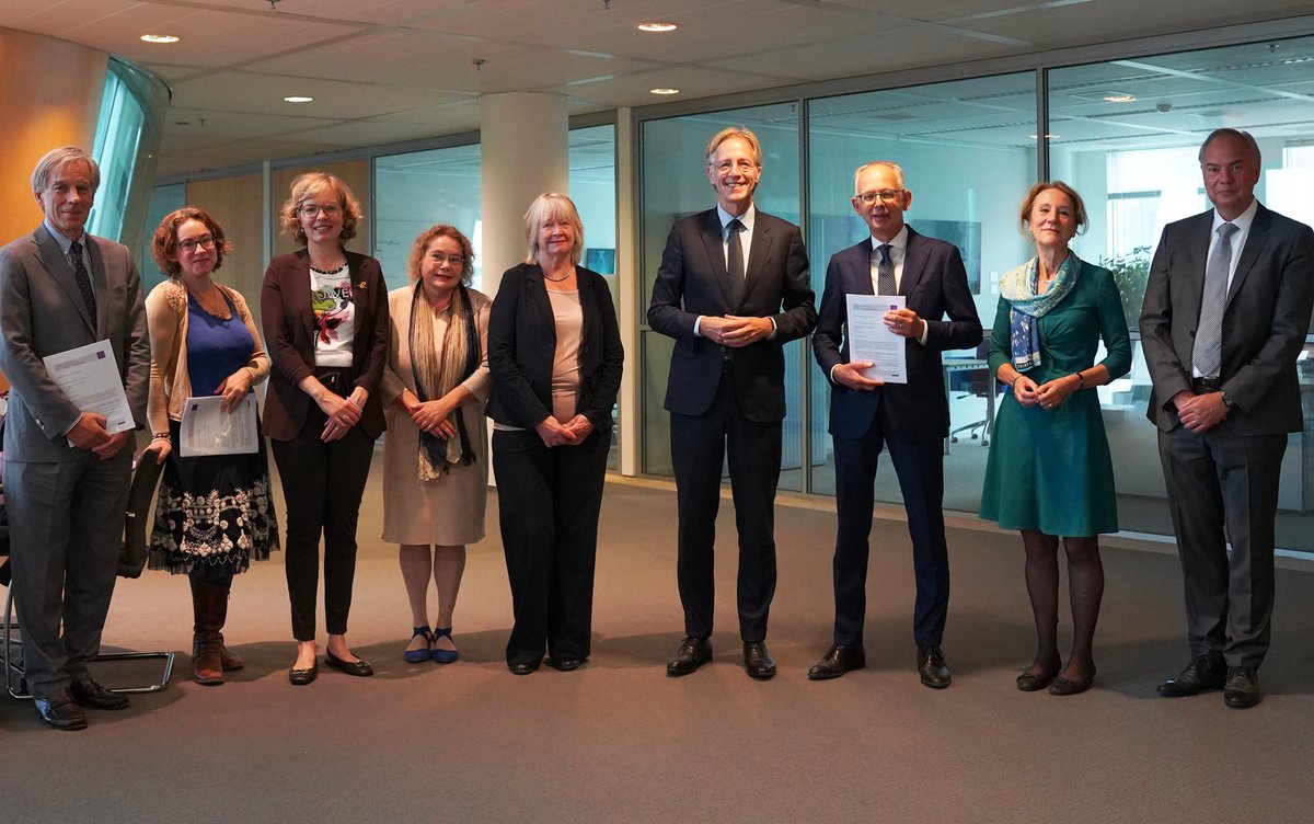 Door middel van sectorplannen onderwijs en onderzoek gaan we investeren in extra personeel, meer vaste contracten aan universiteiten en meer profilering en samenwerking. Van de Nationale Commissie Sectorplannen ontving ik hun advies voor deze investeringen, dank daarvoor!