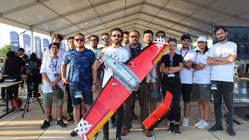 Üniversitelilerin 'savaşan insansız hava aracı', TEKNOFEST'te birinci oldu
dha.com.tr/2130476