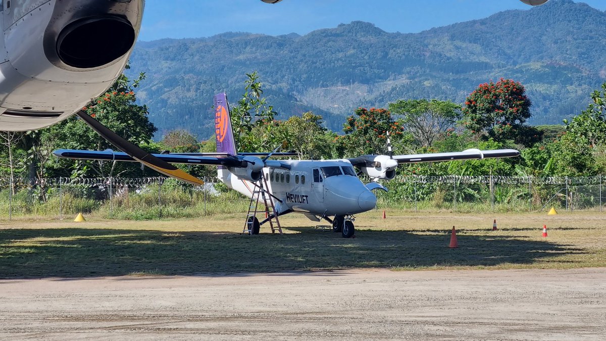 bennetdg5454's tweet photo. #Hevilift #TwinOtter at #Bulolo airstrip #PapuaNewGuinea https://t.co/R3kLUiA6x6