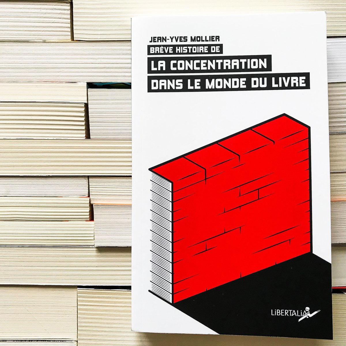 À l'heure où <a href="/GMeurice/">GMeurice</a> voit son ouvrage déprogrammé par Editis, il est temps de s'interroger sur la concentration et de dénoncer ses effets.
L'ouvrage de Jean-Yves Mollier, publié ces jours-ci par Libertalia, explique comment nous en sommes arrivés là.

editionslibertalia.com/catalogue/poch…