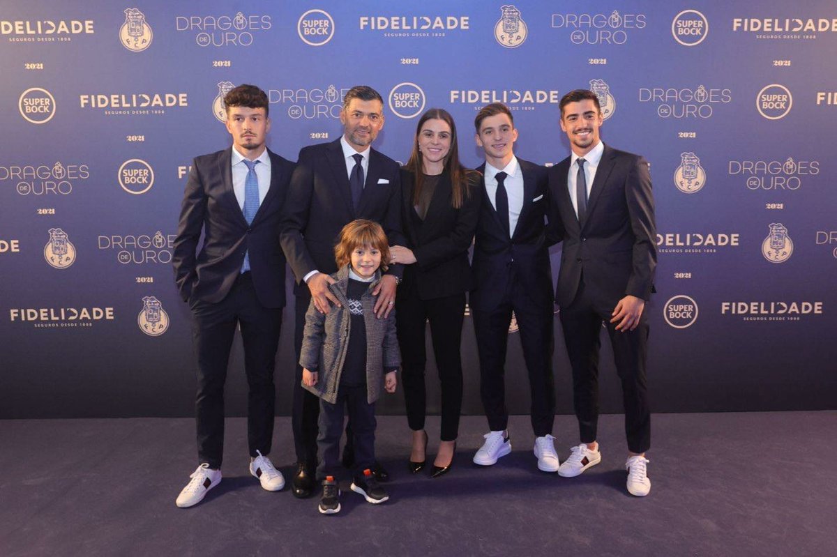 Família de Sérgio Conceição foi apedrejada à saída do Dragão por um conjunto de "adeptos".

Nojo é o que tenho para este tipo de atos. Isto não é ser Porto.
