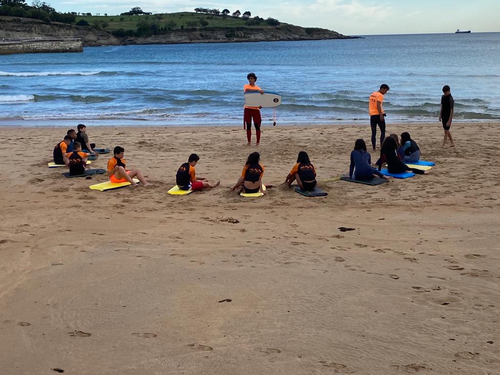 La vorágine del curso ha empezado hace días. Y este año recibimos a los grupos con una 🌊SEMANA AZUL en en el entorno de las playas de Santander. Nos conocemos, se conocen, crean redes y nos comprometemos con la salud en todas sus dimensiones para empezar el curso con buen pie