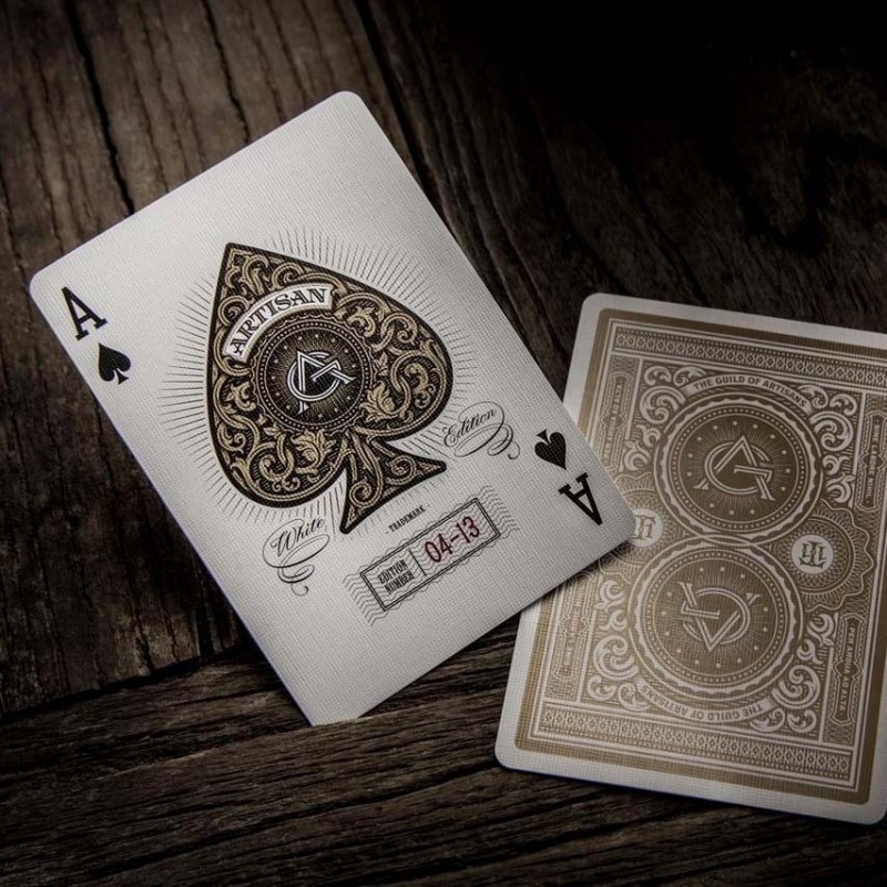 Le jeu THEORY11 Artisan White est un jeu haut de gamme. Appréciez la subtilité des ses détails ainsi que l'élégance de ses dorures !
.⁠
☛ qualijeux.com/cartes/1274-je…
.⁠
.⁠
#qualijeux #jeu #jeux #carteajouer #magie