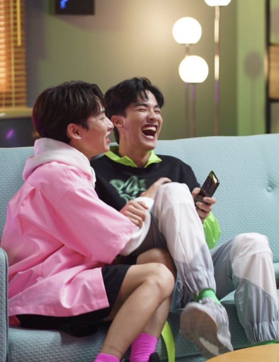 VitAnhL12's tweet photo. Thì ra...
..lãng mạn ko phải là mùa hè
Lãng mạn là mùa hè bên em! 💚
#LaysOnCruiseEP3 

#เตกัน #กันอรรถพันธ์ #เตตะวัน #taygun
#เตกัน https://t.co/uOQSVtiPn2