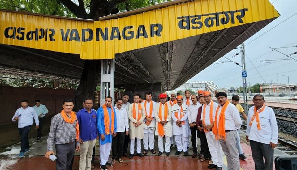Anu_anu08's tweet photo. @drlaxmanbjp he visited the vadnagar railway station and expressed his feelings that how grateful he is. He is very good person and down-to-earth. 
#DrLaxmanInVadnagar https://t.co/uYo44WIVTL
