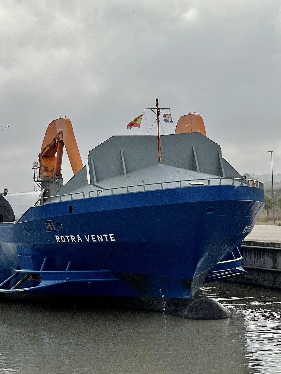 MdeQueroi's tweet photo. Buque ROTRA VENTE en el interior de la esclusa Puerta del Mar @PuertoDeSevilla cargado con secciones de torres eólicas https://t.co/x9AB5RVJNK