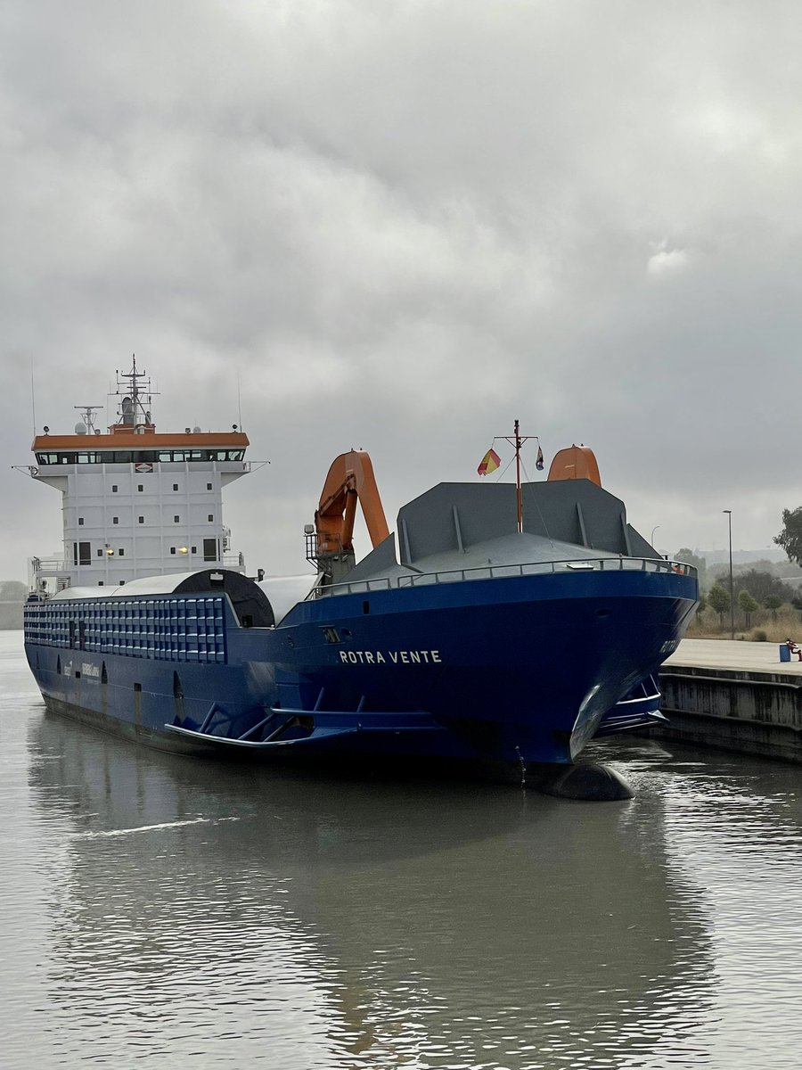 MdeQueroi's tweet photo. Buque ROTRA VENTE en el interior de la esclusa Puerta del Mar @PuertoDeSevilla cargado con secciones de torres eólicas https://t.co/x9AB5RVJNK