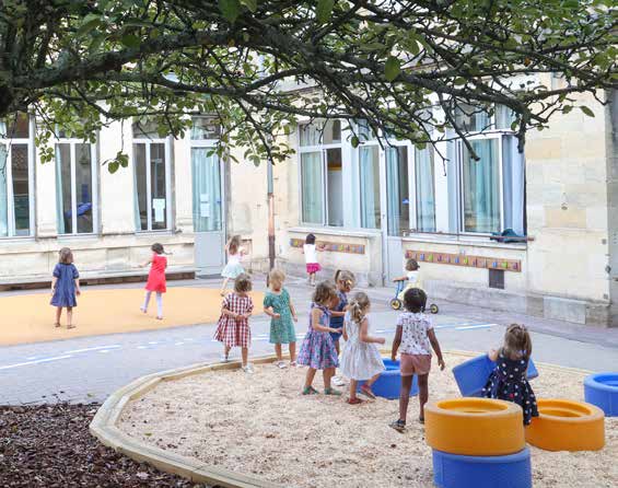 Bordeaux's tweet photo. " 100% des 115 cours d’école seront végétalisées en 10 ans avec 18 M € d’investissement,
D’ici 2026, 80% des rues d’école seront des rues aux enfants, apaisées, en voie de végétalisation et dédiées à la circulation piétonne."

#BXlive #Bordeaux https://t.co/H0UviH2Euu