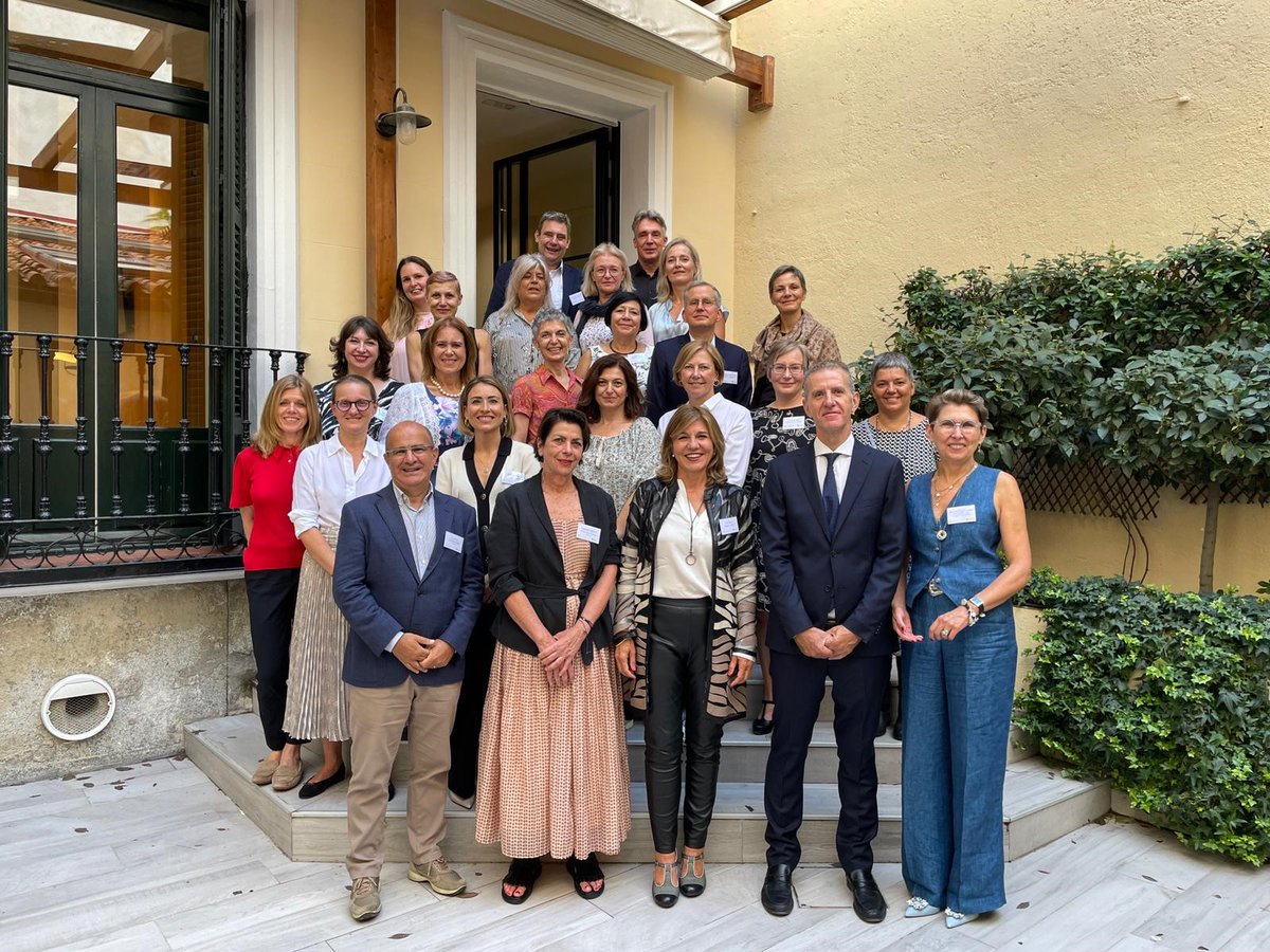 ikw_org's tweet photo. Die Zusammenarbeit und der Austausch mit den europäischen Kollegen hat einen besonderen Stellenwert auch für den Bereich Schönheitspflege im IKW. Beim Austausch in Madrid gibt es seit langem erstmalig wieder die Möglichkeit zum persönlichen Austausch. #ikwschönheitspflege https://t.co/nSDUWE4DAH