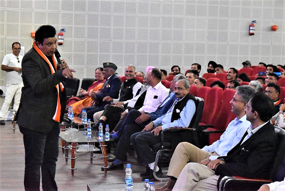 RUBARUBARAMULLA's tweet photo. "अगर शरीर की सुननी है तो दुनिया की सुनो और अगर अपनी आत्मा को सुनना चाहते हो तो संगीत सुनो।"

Truly mesmerising evening by Mrs Hina Mehta's troupe at #Baramulla. 

@adgpi
@NorthernComd_IA
@ChinarcorpsIA https://t.co/BbFFyzf87S