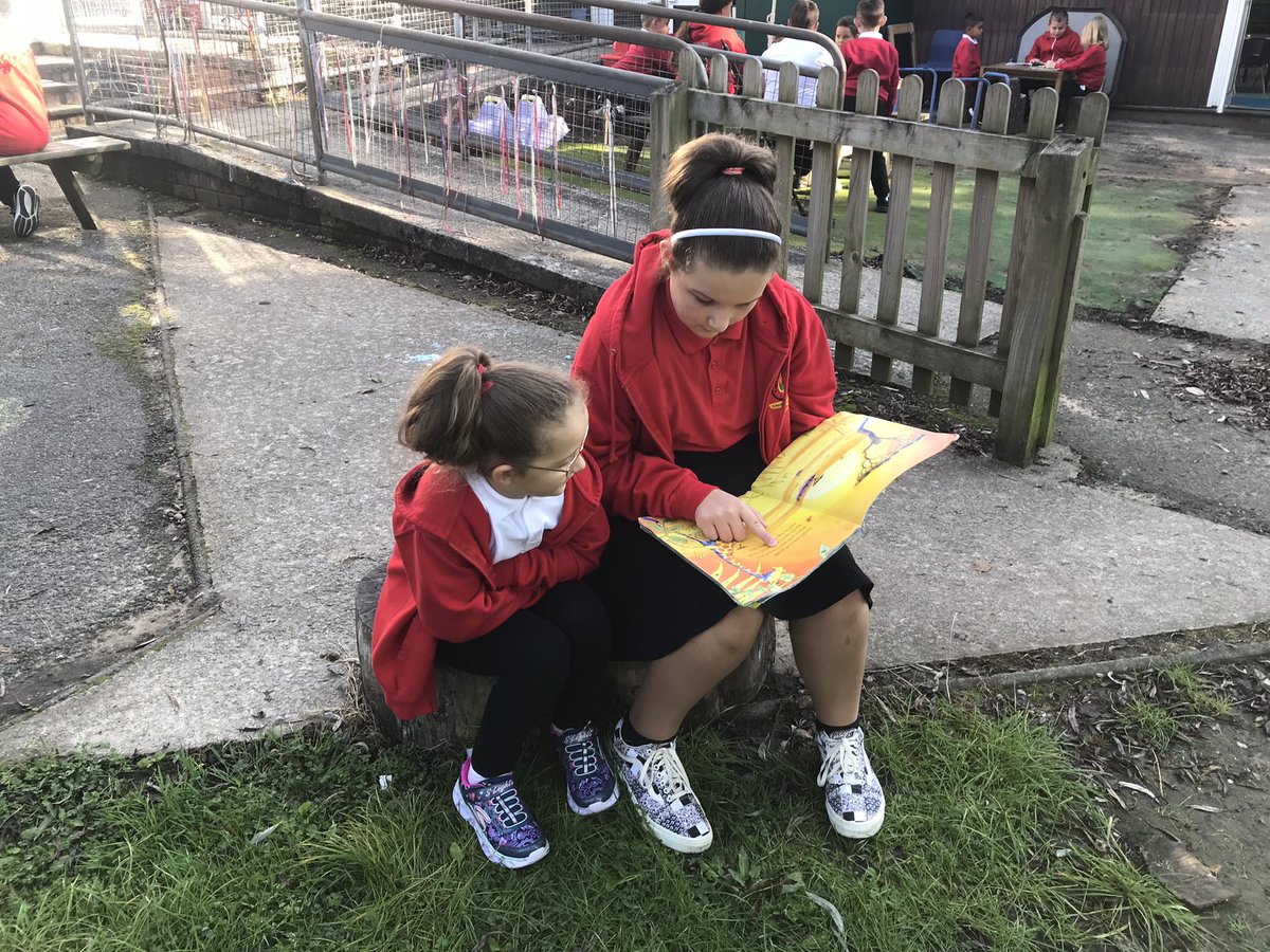 CraigfelenP's tweet photo. We love reading outdoors π βοΈ #cfplit #cfp1 https://t.co/RU00KaeHTI