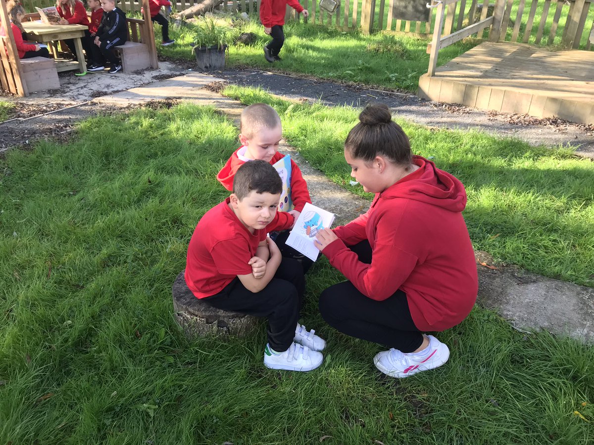 CraigfelenP's tweet photo. We love reading outdoors π βοΈ #cfplit #cfp1 https://t.co/RU00KaeHTI